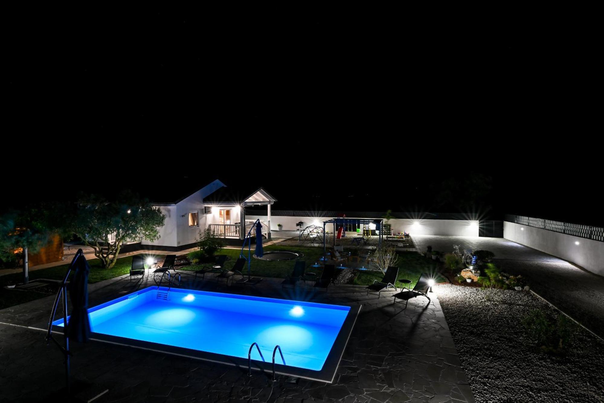 Holiday Home Aprilis With Pool, Jacuzzi And Sauna Galovac  ภายนอก รูปภาพ