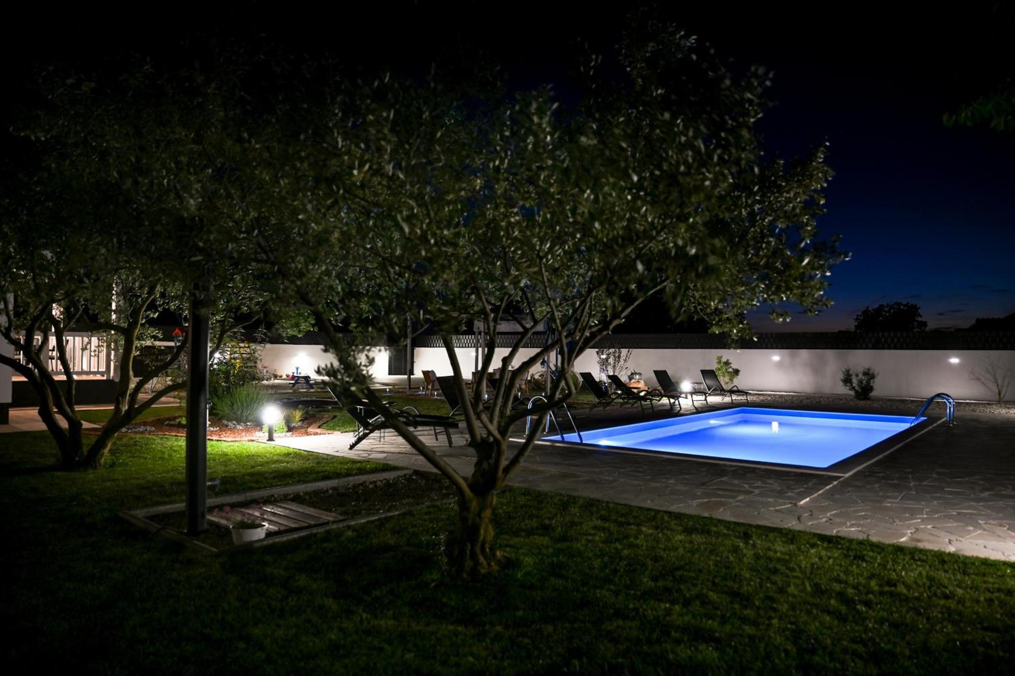 Holiday Home Aprilis With Pool, Jacuzzi And Sauna Galovac  ภายนอก รูปภาพ