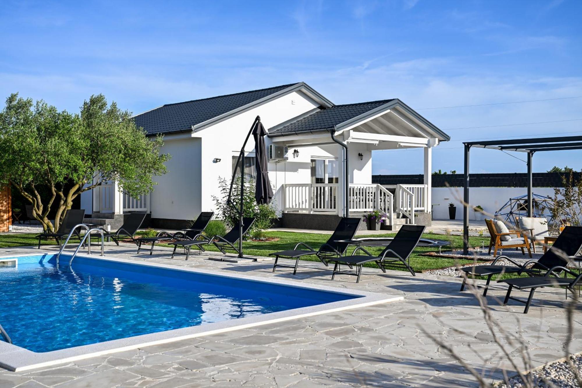 Holiday Home Aprilis With Pool, Jacuzzi And Sauna Galovac  ภายนอก รูปภาพ