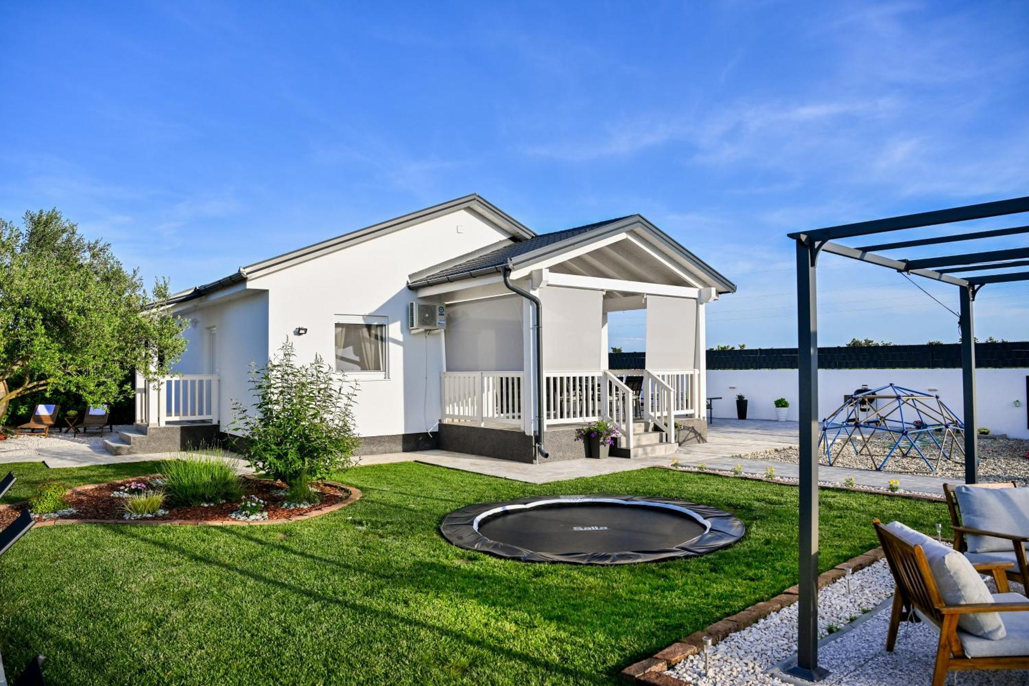 Holiday Home Aprilis With Pool, Jacuzzi And Sauna Galovac  ภายนอก รูปภาพ