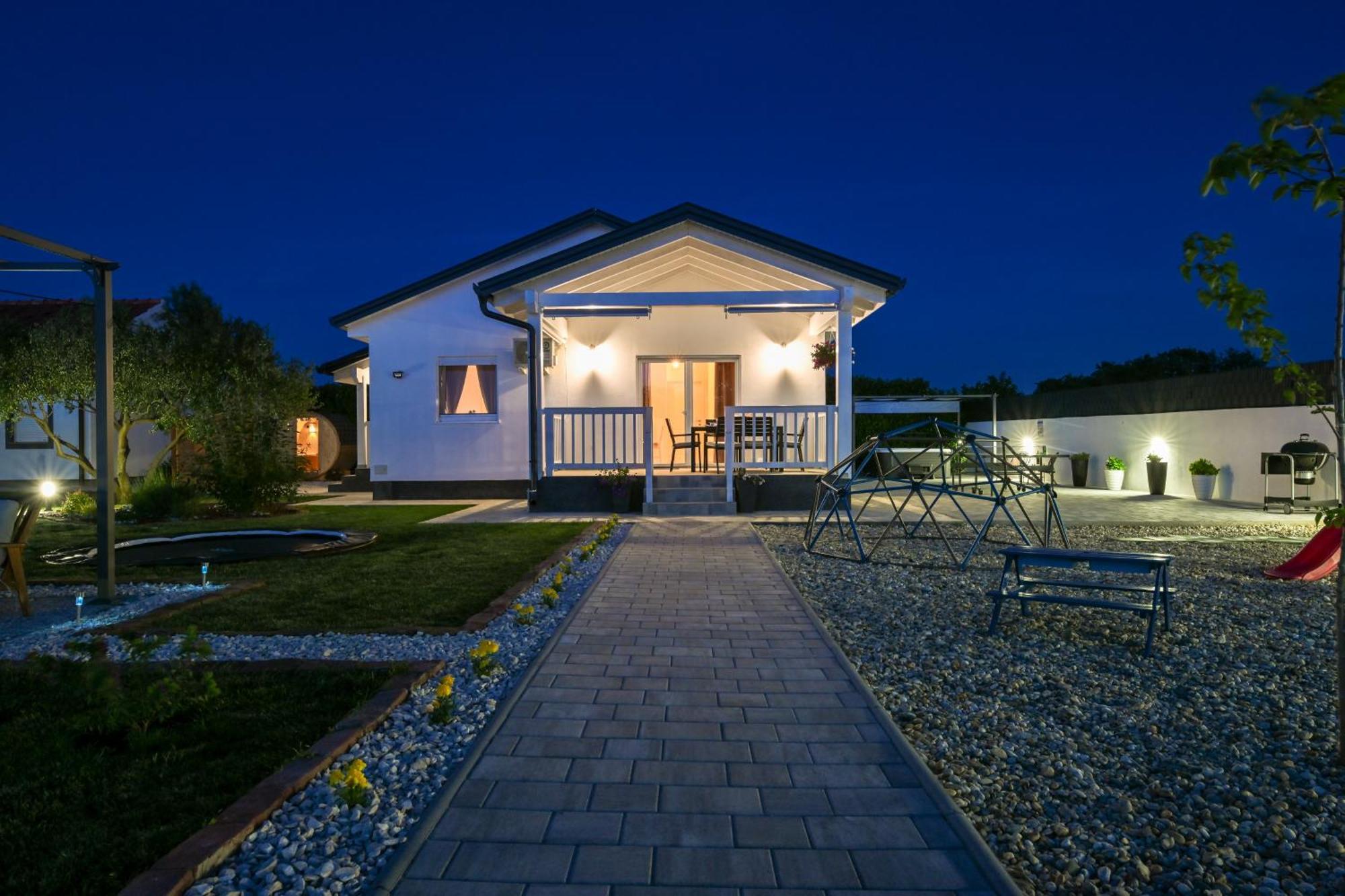 Holiday Home Aprilis With Pool, Jacuzzi And Sauna Galovac  ภายนอก รูปภาพ